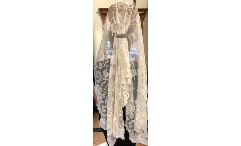 Mantilla bordada a mano en seda