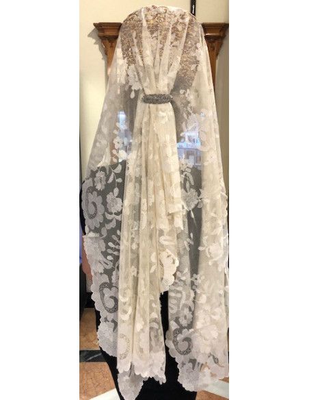 Mantilla bordada a mano en seda