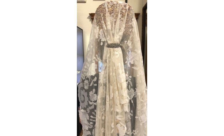 Mantilla bordada a mano en seda