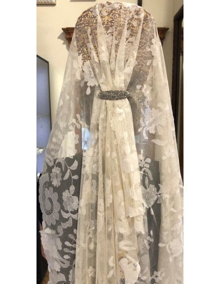 Mantilla bordada a mano en seda