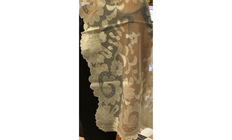 Mantilla bordada a mano en seda