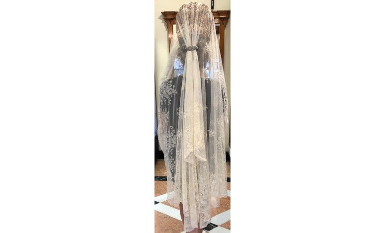 Mantilla bordada a mano en seda