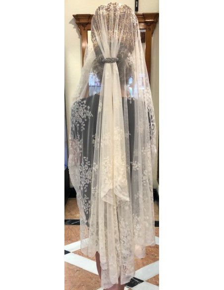 Mantilla bordada a mano en seda