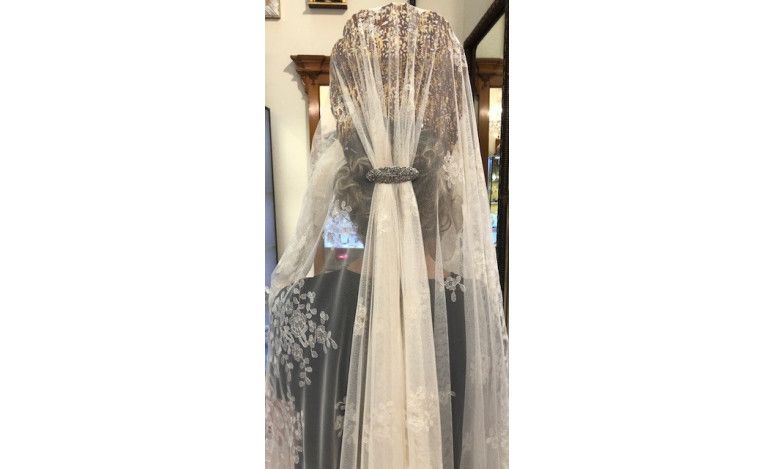 Mantilla bordada a mano en seda
