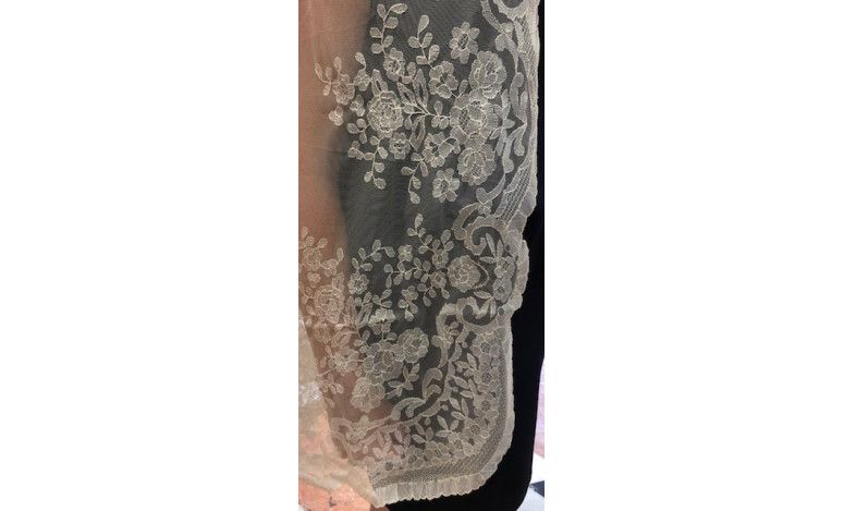 Mantilla bordada a mano en seda