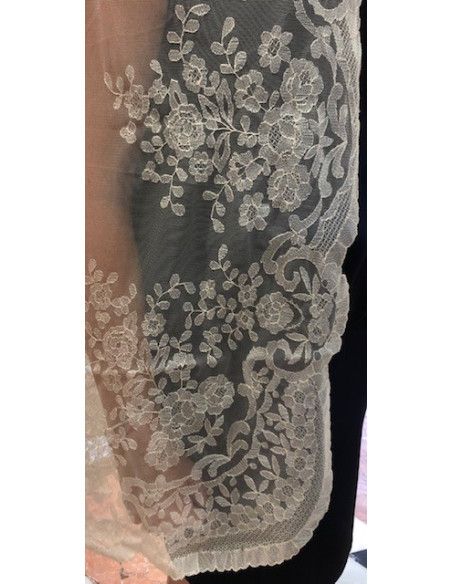 Mantilla bordada a mano en seda
