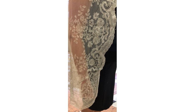 Mantilla bordada a mano en seda