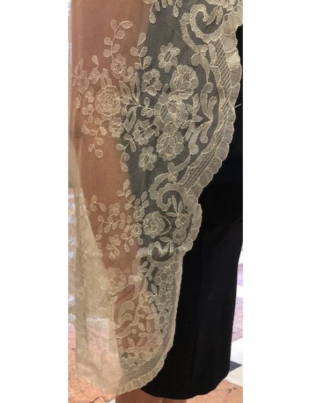 Mantilla bordada a mano en seda