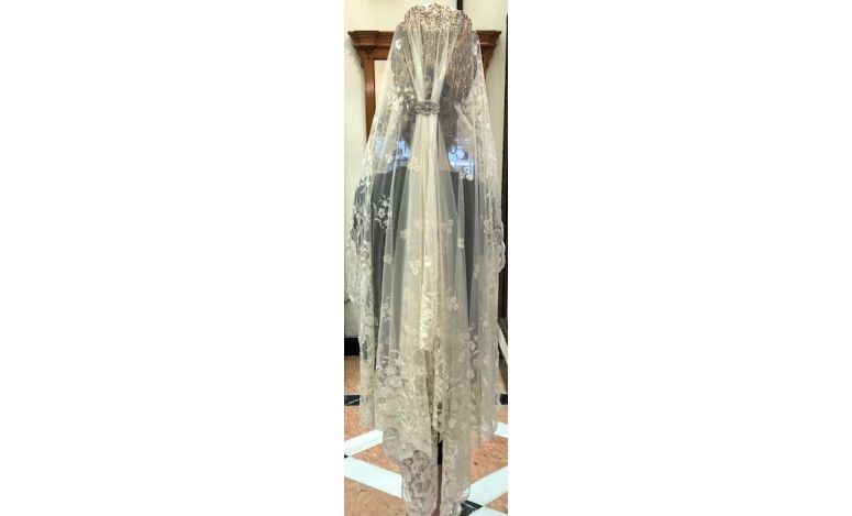 Mantilla bordada a mano en seda