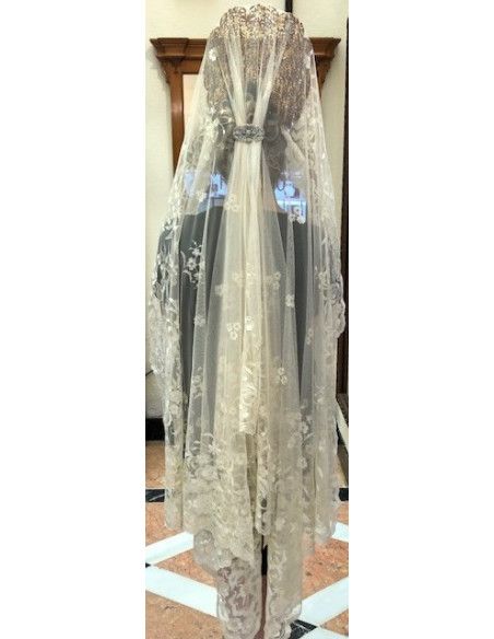 Mantilla bordada a mano en seda