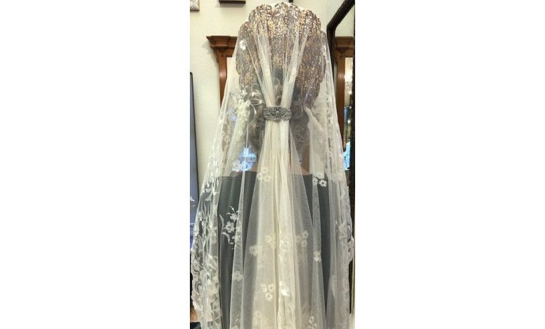 Mantilla bordada a mano en seda