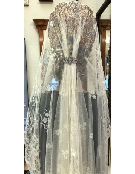 Mantilla bordada a mano en seda