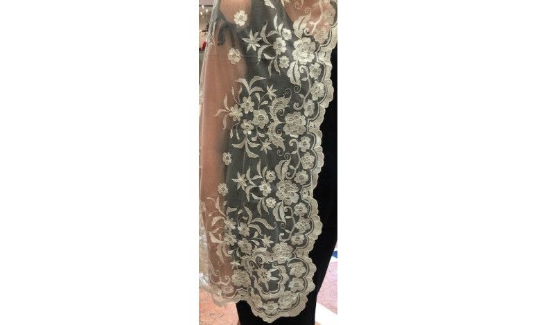 Mantilla bordada a mano en seda