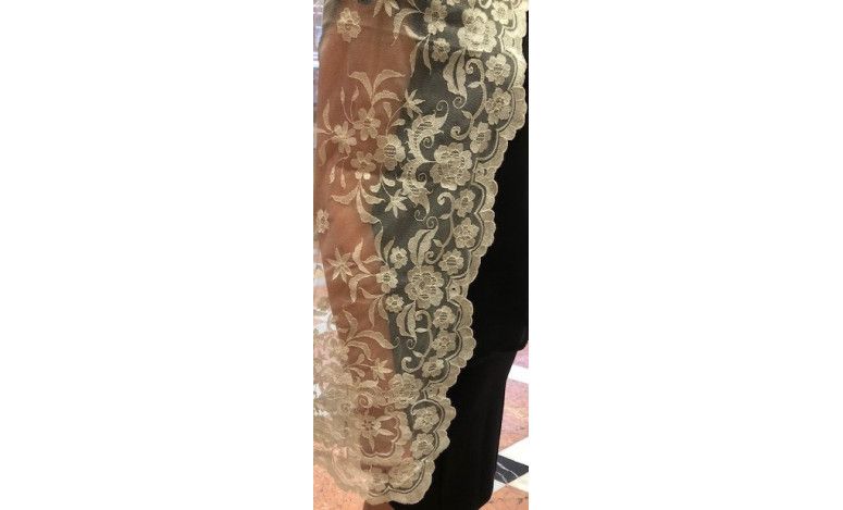 Mantilla bordada a mano en seda