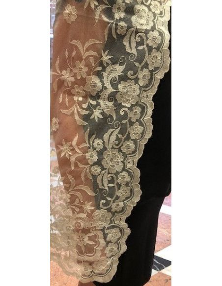 Mantilla bordada a mano en seda
