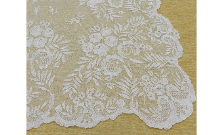 Mantilla bordada a mano en seda