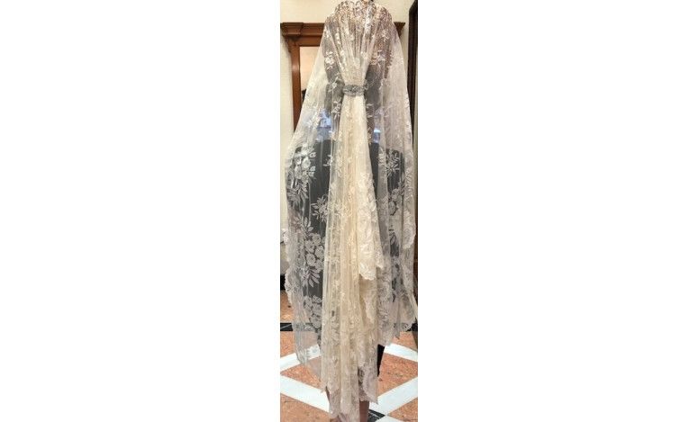 Mantilla bordada a mano en seda