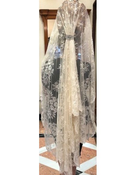 Mantilla bordada a mano en seda
