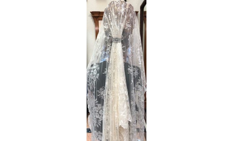 Mantilla bordada a mano en seda