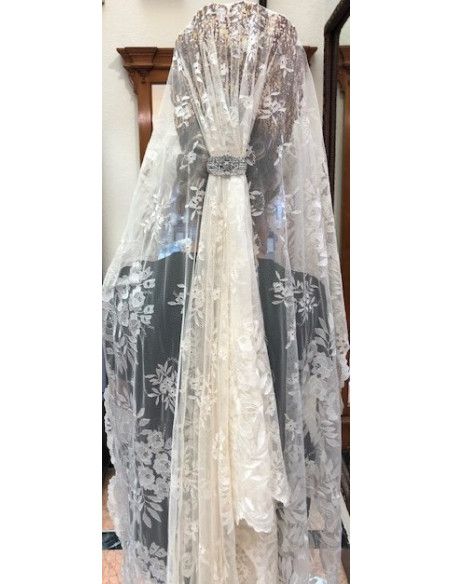 Mantilla bordada a mano en seda