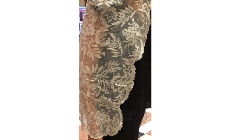 Mantilla bordada a mano en seda