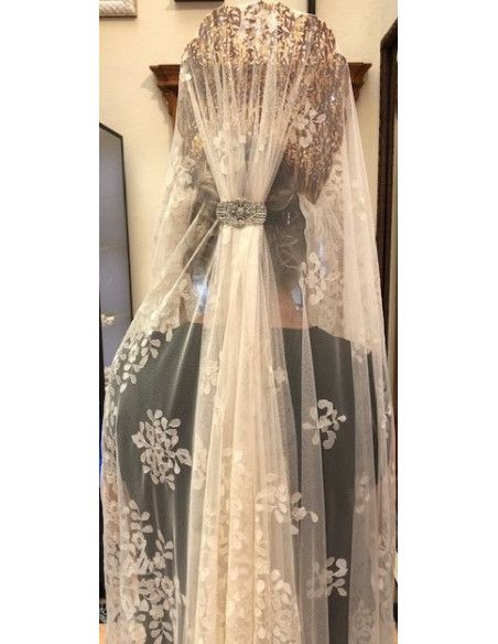 Mantilla bordada a mano en seda