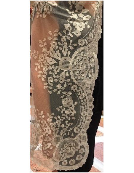 Mantilla bordada a mano en seda