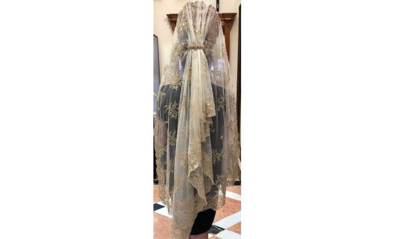 Mantilla bordada a máquina en color oro 100*220