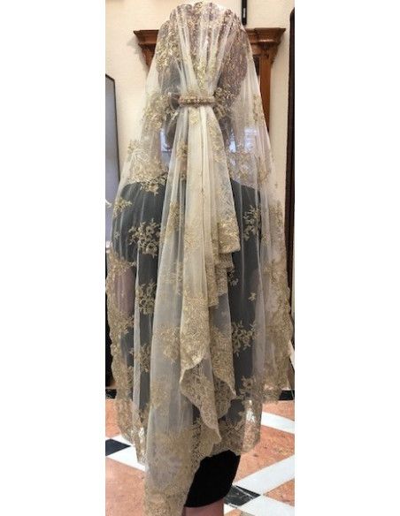 Mantilla bordada a máquina en color oro 100*220