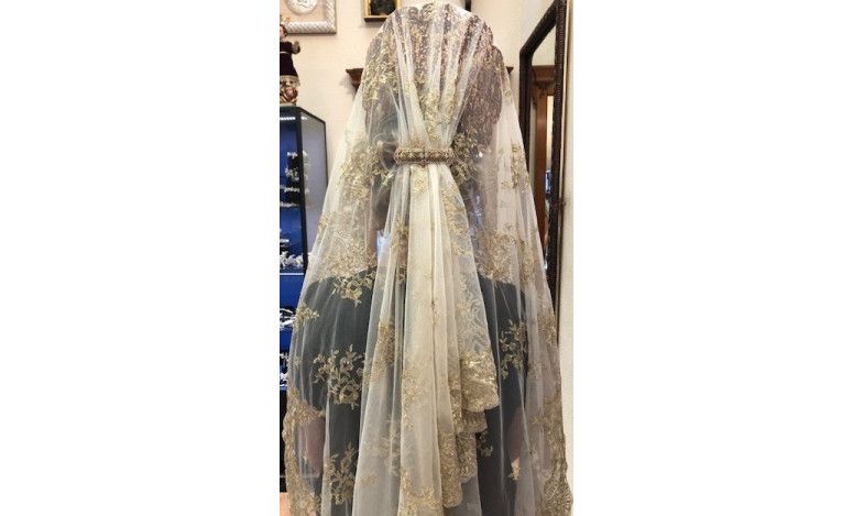 Mantilla bordada a máquina en color oro 100*220