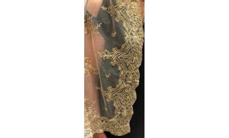 Mantilla bordada a máquina en color oro 100*220