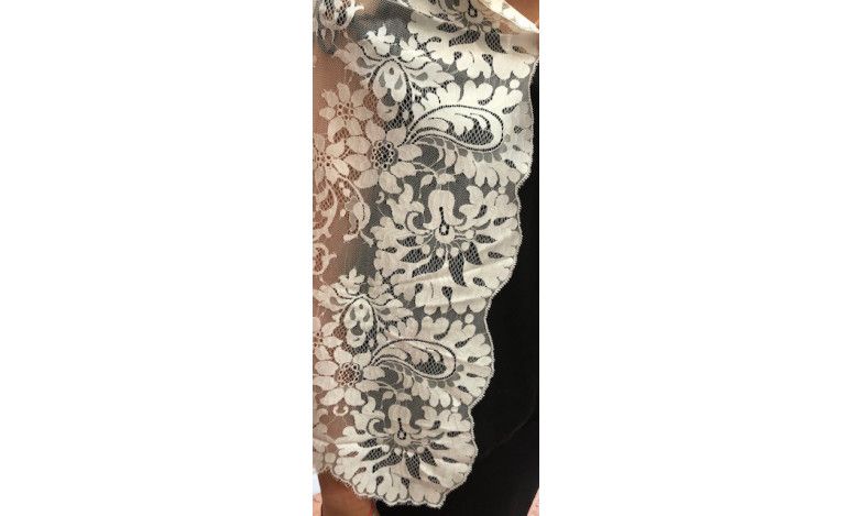 Mantilla bordada a máquina 100*220