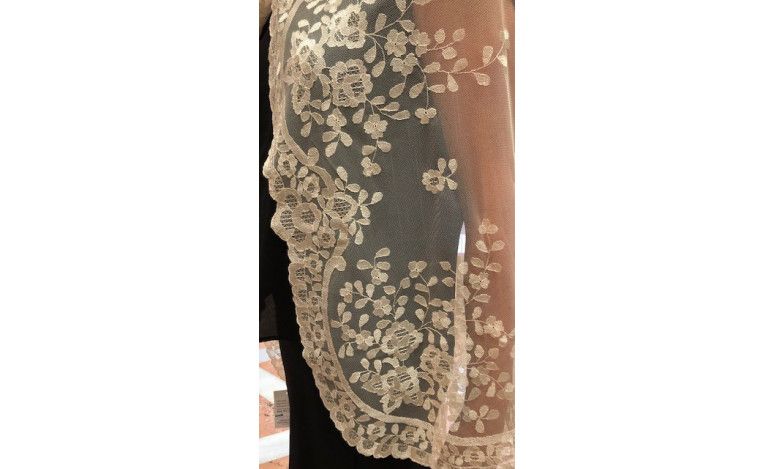 Mantilla bordada a mano en seda 120*240