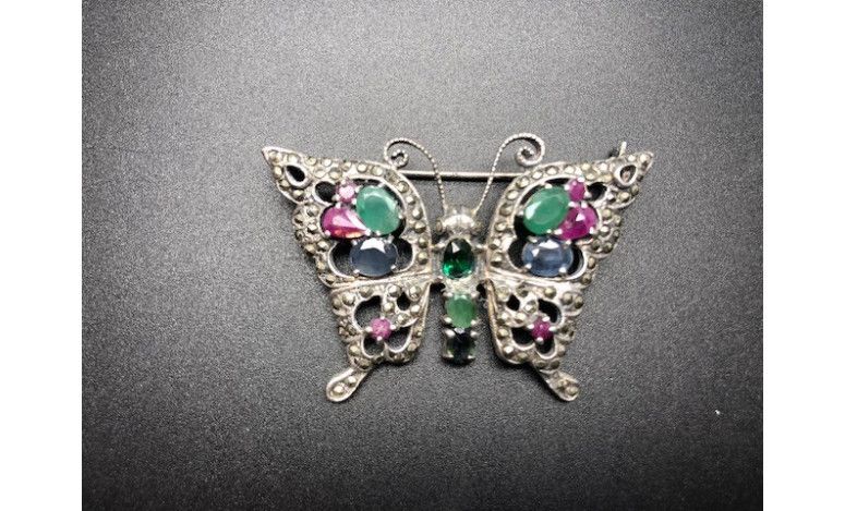 Broche mariposa plata con marcasitas y cristal...