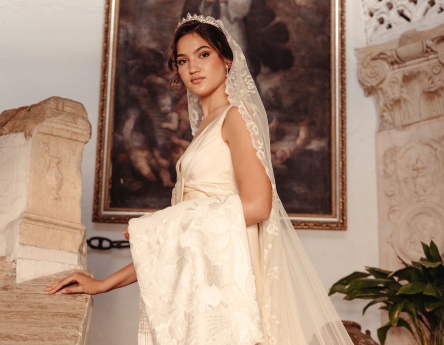 Mantilla vs. manto de novia: dos opciones para triunfar el día de tu boda 
