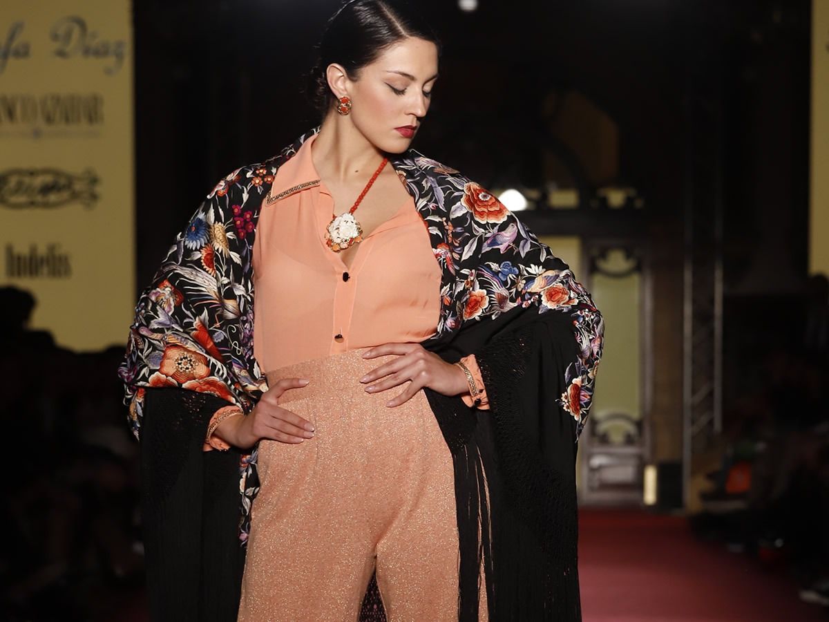 Mantón de Manila con ropa casual